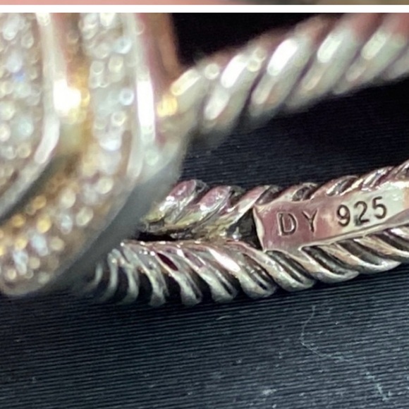 David Yurman Petite Albion Ring 

Sterling Silverer with Pave diamonds 

7mm - Picture 3 of 3